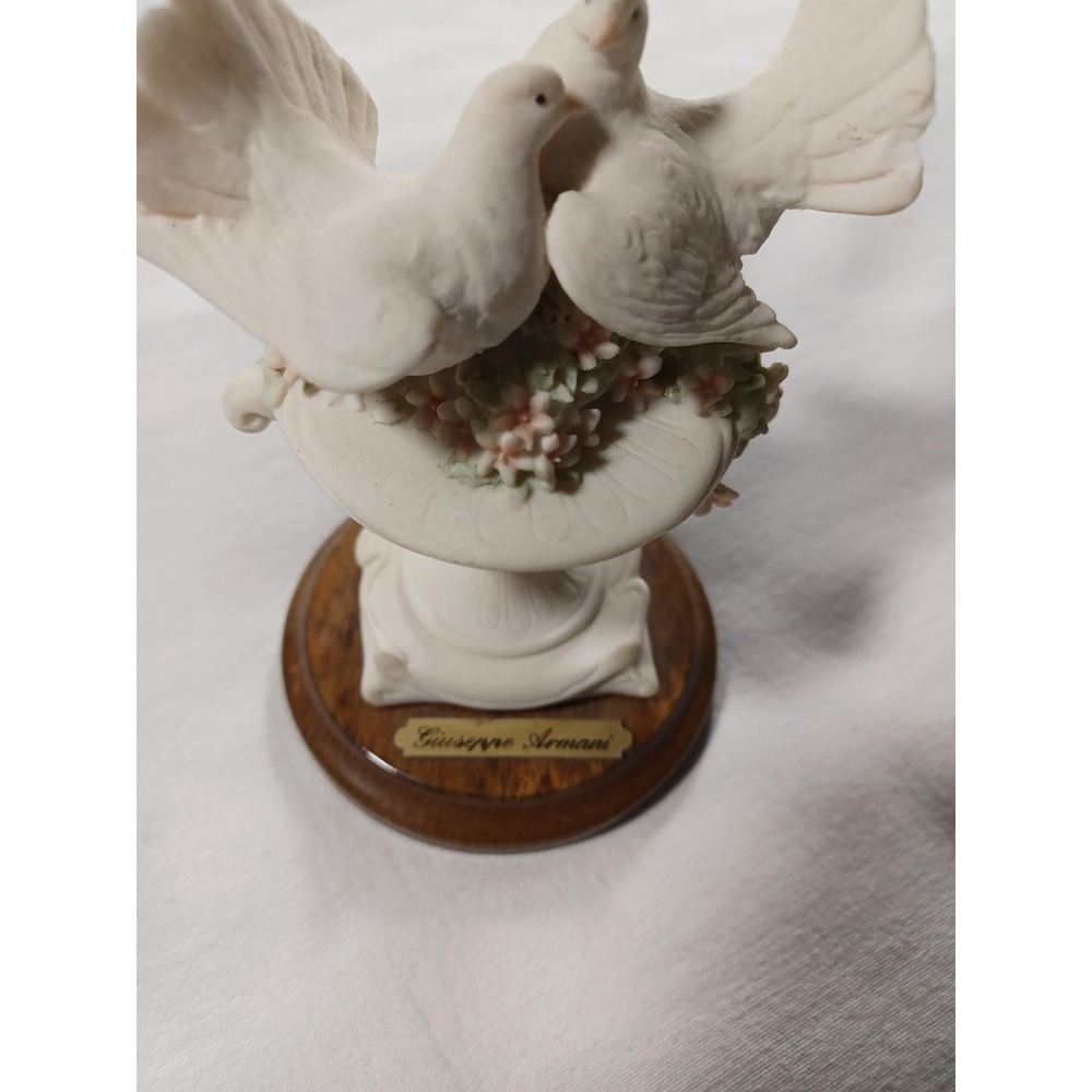 Vintage Giuseppe Armani Florence Italy Doves Figurine 1988 Capodimonte Wood Base - Picture 4 of 9
